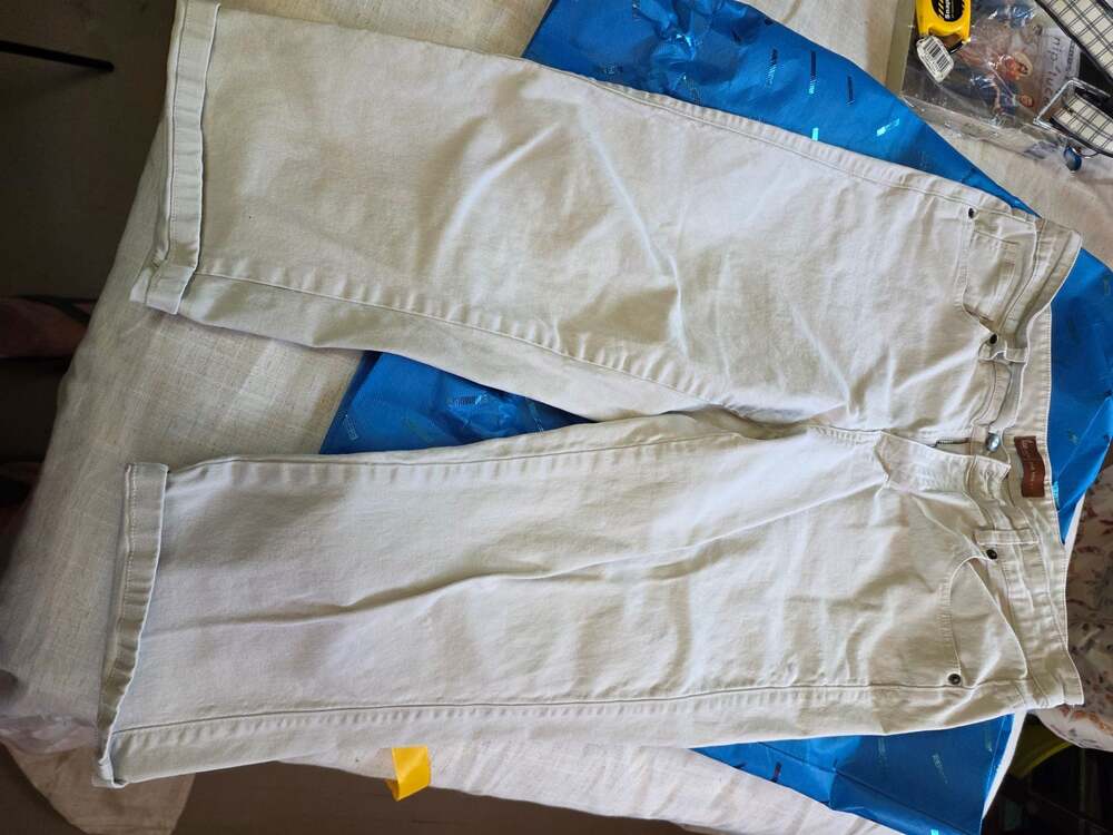 Lee  One True Fit  cotton-spandex twill/khakis Cropped Pants